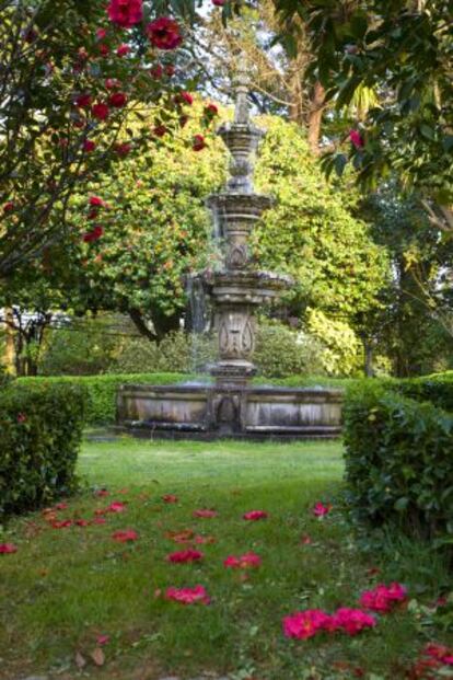 Jardín y fuente en el pazo de Quinteiro da Cruz, en Ribadumia (Pontevedra).