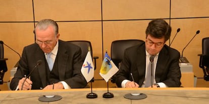 El presidente de La Caixa, Isidro Fainé (i), y el presidente del Banco Interamericano de Desarrollo (BID), Luis Alberto Moreno.