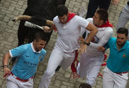 Toros de la ganadería de Núñez del Cuvillo durante el séptimo encierro de los Sanfermines 2016.