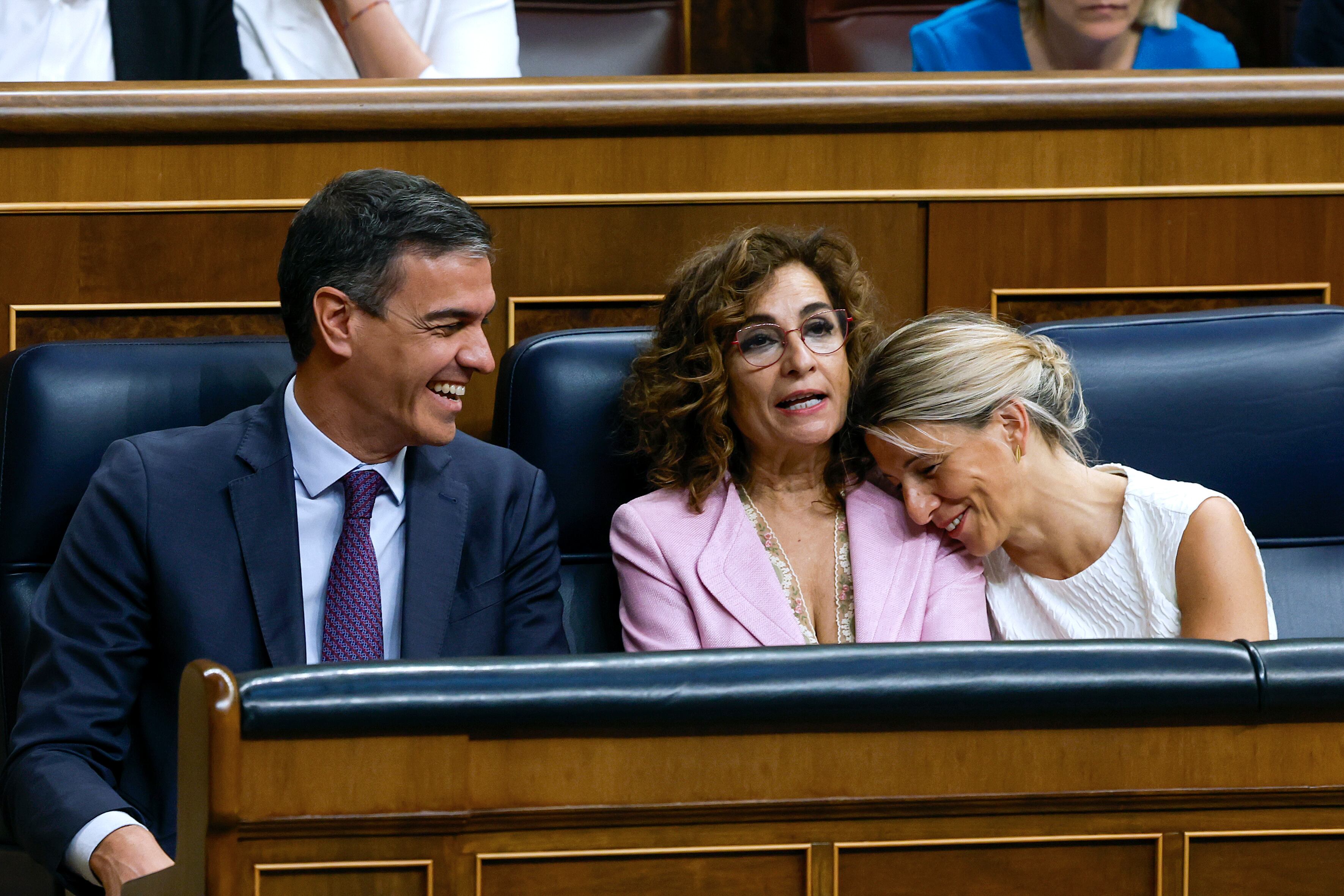 Desde la izquierda, el presidente del Gobierno, Pedro Sánchez; la vicepresidenta primera del Gobierno, María Jesús Montero y la vicepresidenta segunda del Gobierno, Yolanda Díaz, este jueves durante el pleno del Congreso.