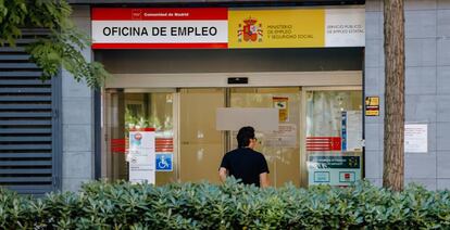 Un hombre entra en una oficina de empleo público en Madrid.