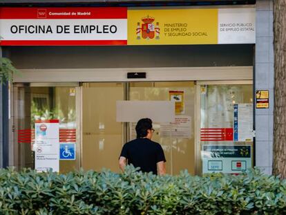 Un hombre entra en una oficina de empleo público en Madrid.