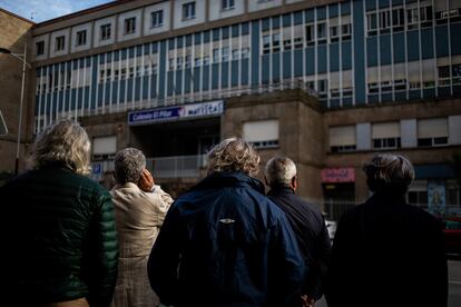 Ex alumnos del Colegio El Pilar de los Maristas en Vigo, delante del centro educativo donde denuncian que sufrieron abusos sexuales cuando eran menores por parte de profesores religiosos.
îscar Corral
21/05/21