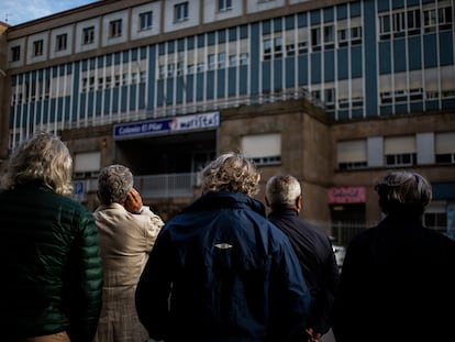 Ex alumnos del Colegio El Pilar de los Maristas en Vigo, delante del centro educativo donde denuncian que sufrieron abusos sexuales cuando eran menores por parte de profesores religiosos.
îscar Corral
21/05/21