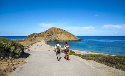 Vista de cala Mesquida, en Menorca, con el montículo de Es Pa Gros al fondo.