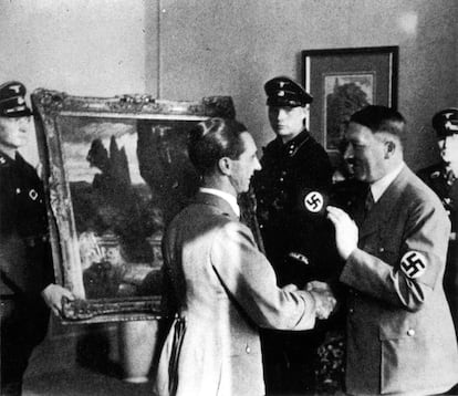 Hitler y Joseph Goebbels viendo una pintura robada a los italianos.