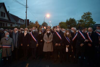 Marcha en memoria del profesor Samuel Paty, el martes por la tarde en Conflans-Sainte-Honorine (Francia).