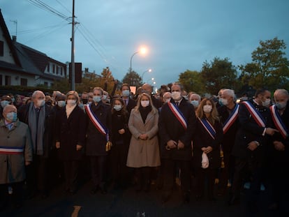 Marcha en memoria del profesor Samuel Paty, el martes por la tarde en Conflans-Sainte-Honorine (Francia).