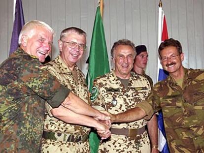 Los generales Norbert van Heyst y Götz Gliemeroth, segundo y tercero por la izquierda, durante el relevo en Kabul.