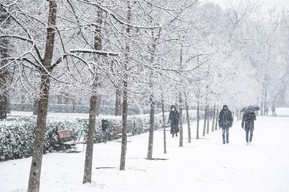 La Agencia Estatal de Meteorología (Aemet) prevé para este viernes nevadas copiosas en las zonas del centro, así como en el interior este y sureste peninsulares, con cotas de nieve bastante bajas, que pueden acumular espesores de hasta 10 centímetros y localmente los 20 centímetros. La borrasca Filomena dejará inestabilidad en amplias zonas del sur, centro y este peninsulares, el Estrecho y Baleares, con lluvias y chubascos casi generalizados. Se prevé que las nevadas se extiendan hasta el sábado. 