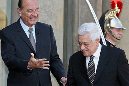 Chirac saluda al presidente palestino a la entrada del palacio del Elíseo.