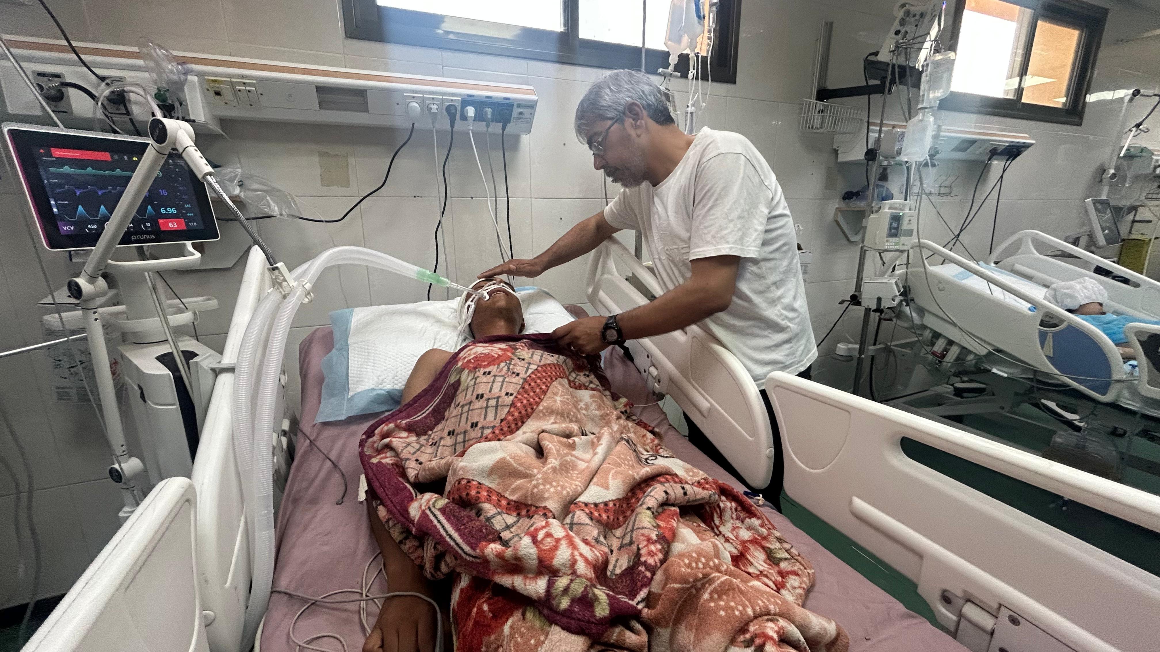 Los últimos hospitales de Gaza se enfrentan al cierre por las órdenes de evacuación israelíes: “Está conectado a un respirador. Si nos obligan a salir, es una sentencia de muerte”
