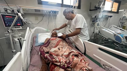 Los últimos hospitales de Gaza se enfrentan al cierre por las órdenes de evacuación israelíes: “Está conectado a un respirador. Si nos obligan a salir, es una sentencia de muerte”