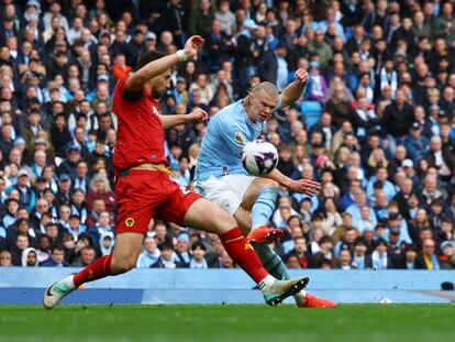 Erling Haaland anota el 4-1 ante Kilman, del Wolves, tras una asistencia de Foden.