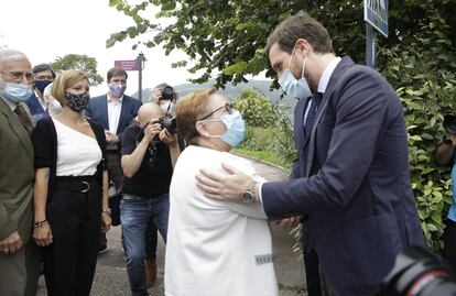 Pablo Casado saluda este jueves en Rentería (Gipuzkoa) a Marisol Fernández, viudad de Manuel Zamarreño, edil del PP asesinado por ETA en 1998.