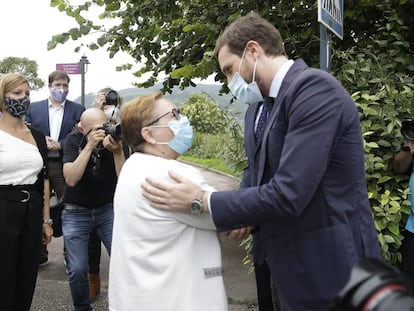 Pablo Casado saluda este jueves en Rentería (Gipuzkoa) a Marisol Fernández, viudad de Manuel Zamarreño, edil del PP asesinado por ETA en 1998.