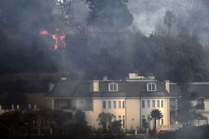 El miércoles, se declaró un nuevo incendio en uno de los cañones de las montañas de Los Ángeles. En este caso, era el cañón donde se encuentra Bel Air, un barrio exclusivo con algunas de las mansiones más caras del mundo. Vecinos de varias calles de la urbanización fueron desalojados. Solo cuatro casas se incendiaron, una de ellas, la del exjugador de baloncesto ruso Andrei Kirilenko. 