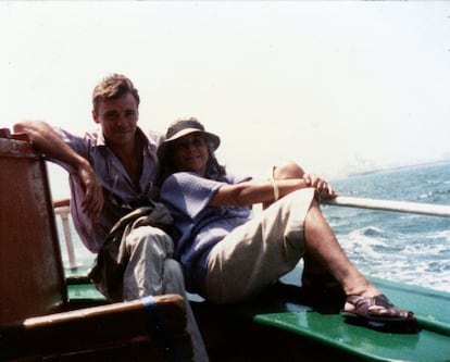 Carmen Martín Gaite y Julián Oslé, en la popa del Vaporcito, que navegaba por la Bahía de Cádiz. Fotografía incluida en el libro 'Carmiña. Correspondencia inédita de Carmen Martín Gaite-Julián Oslé'.