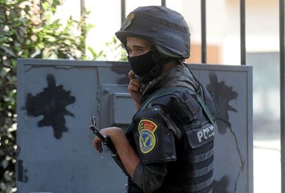 Un policía egipcio patrulla las calles de El Cairo, el 27 de julio de 2020.