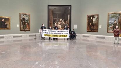 El grupo de afectados por la intoxicación con aceite de colza que se ha manifestado en el Museo del Prado, este martes.