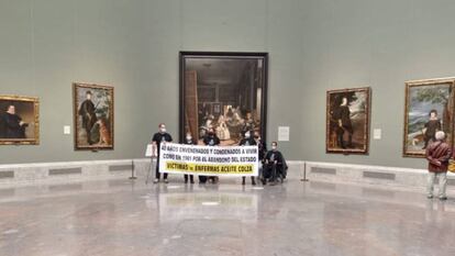 El grupo de afectados por la intoxicación con aceite de colza que se ha manifestado en el Museo del Prado, este martes.