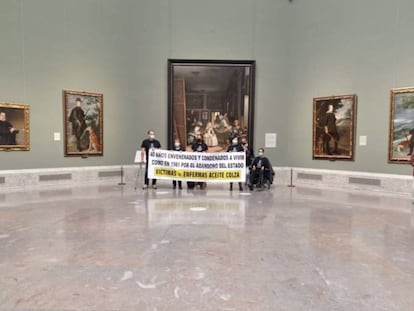 El grupo de afectados por la intoxicación con aceite de colza que se ha manifestado en el Museo del Prado, este martes.