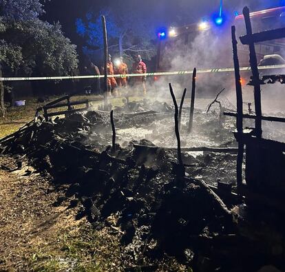 Incendio de una chabola en un asentamiento de Lucena, este viernes.
