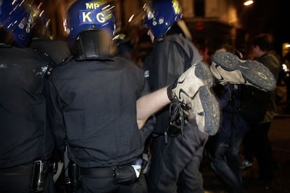 Tras más de cuatro meses acampados frente la catedral de San Pablo, la policía ha desmantelado el campamento de Occupy London. Ha sido durante la madrugada y de manera pacífica, aunque algunos miembros se negaron a abandonar la zona, lo que ha provocado algunas detenciones.