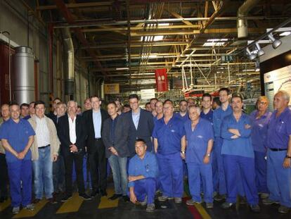Ximo Puig, con trabajadores de la factor&iacute;a de Ford en Almussafes.