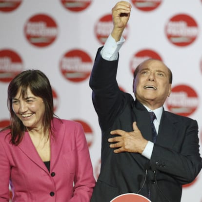 Silvio Berlusconi, durante un acto con la candidata de su partido para la región de Lazio, Renata Polverini.