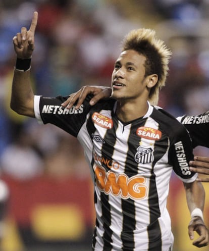 Neymar celebra un gol con el Santos.