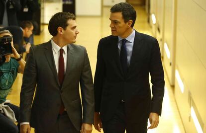 Albert Rivera (left) and Pedro Sánchez in Congress on Thursday.