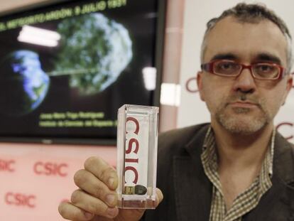 The scientist Josep María Trigo with the meteorite that fell in León in 1931.