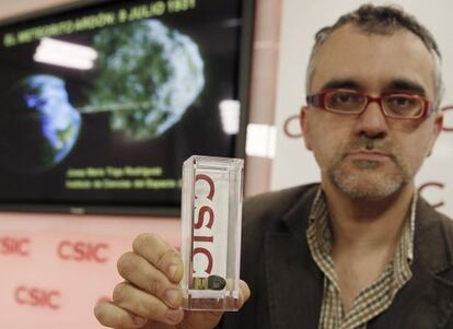 The scientist Josep María Trigo with the meteorite that fell in León in 1931.