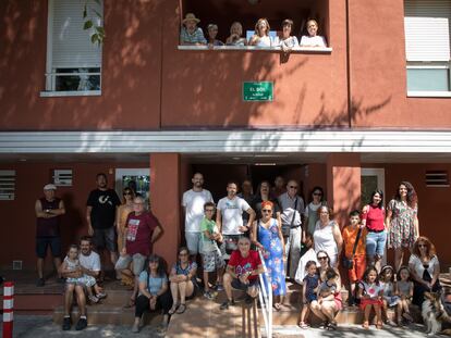 Vecinos de Rivas Vaciamadrid posan en las viviendas en las que van a instalar placas fotovoltaicas para autoconsumo colectivo.