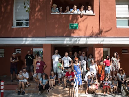 Vecinos de Rivas Vaciamadrid posan en las viviendas en las que van a instalar placas fotovoltaicas para autoconsumo colectivo.