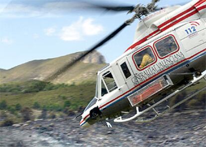 Un helicóptero del servicio de extinción de incendios, ayer en la Vall d'Ebo.