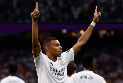 Mbappé celebra su primer gol con el Real Madrid en el Bernabéu.