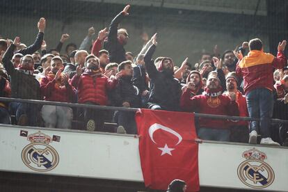 Seguidores del Galatasaray cantan, al inicio del partido. 