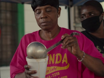 Linda Grenn sirviendo en la calle su famoso yakamein.