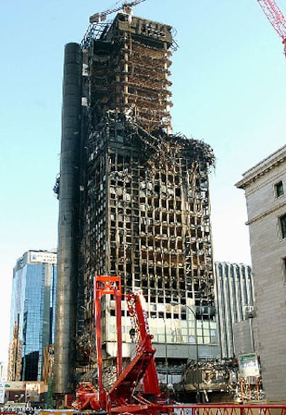 Una cámara grabó en pleno incendio lo que parecía ser la figura de un hombre, la imaginación popular hizo el resto.