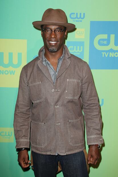 Isaiah Washington, de 56 años, fue despedido de la serie cuando se supo que dirigió insultos homófobos a su compañero T. R. Knight. Esto le llevó a discutir con Patrick Dempsey, quien salió en defensa de Knight. El actor atribuyó su despido por motivos racistas, señalando a un ejecutivo de la cadena 'ABC'. Además, Washington ha sido miembro del Partido Demócrata de Estados Unidos, que abandonó por "no hacer lo suficiente".