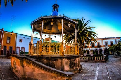 Cuna de muchos músicos y tierra de agave azul, presume su vasta geografía generosa en diversidades: cerros de felinos y venados cola blanca, víboras de variados cascabeles y culebras camufladas, donde parece que vuelan todas las aves imaginadas.