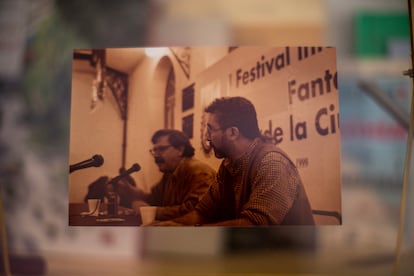 Fotografía del escritor mexicano H. Pascal (Juan Manuel García-Junco, padre de Aura García-Junco) con Paco Ignacio Taibo II.