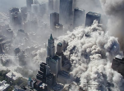 Esta fotografía muestra como el humo y el polvo se extiende por todo Manhattan después del ataque terrorista. Éste no era el primer atentado que sufría el complejo de oficinas. En 1993, un grupo integrista islámico mató a seis personas e hirió a otras 1.500. Desde entonces los controles de seguridad se reforzaron. Horas después de atentado el nombre de Osama Bin Laden ya empezaba a sonar asociado a la autoría de la masacre.
