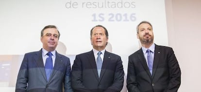 El vicepresidente de Abanca, Juan Carlos Escotet (c), acompañado del consejero delegado, Francisco Botas y del director general financiero, Alberto de Francisco, presentan en Santiago los resultados de la entidad del primer semestre. EFE/Óscar Corral