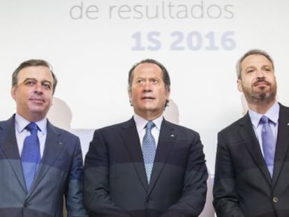 El vicepresidente de Abanca, Juan Carlos Escotet (c), acompa&ntilde;ado del consejero delegado, Francisco Botas y del director general financiero, Alberto de Francisco, presentan en Santiago los resultados de la entidad del primer semestre. EFE/&Oacute;scar Corral