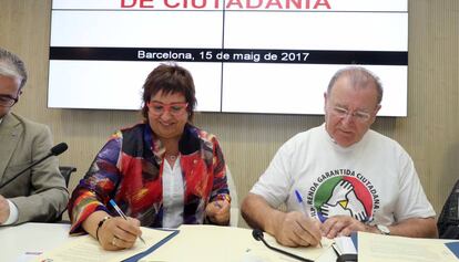 La consejera de Trabajo y Asuntos Sociales, Dolors Bassa, y Diosdado Toledano, de la Comisi&oacute;n Promotora de la renta garantizada.