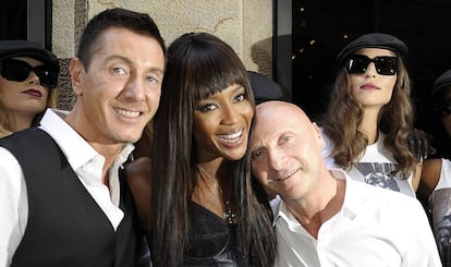 Stefano Gabbana (izquierda), Naomi Campbell y Domenico Dolce (derecha).