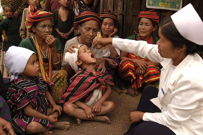 La trabajadora de salud comunitaria Daw San Yee vacunaba a un niño contra la polio en el pueblo de Kan Thar Yone, en el Estado de Chin, en Myanmar, en 2004. En ese año, las mujeres y niños que vivían en las áreas remotas del país tenían un acceso limitado a los servicios más básicos. La tasa de mortalidad de los menores de cinco años en todo el país se estimaba en 107 por 1.000 nacimientos. Las causas principales de muerte infantil eran la diarrea, las infecciones respiratorias agudas y la malaria, agravadas por la malnutrición.